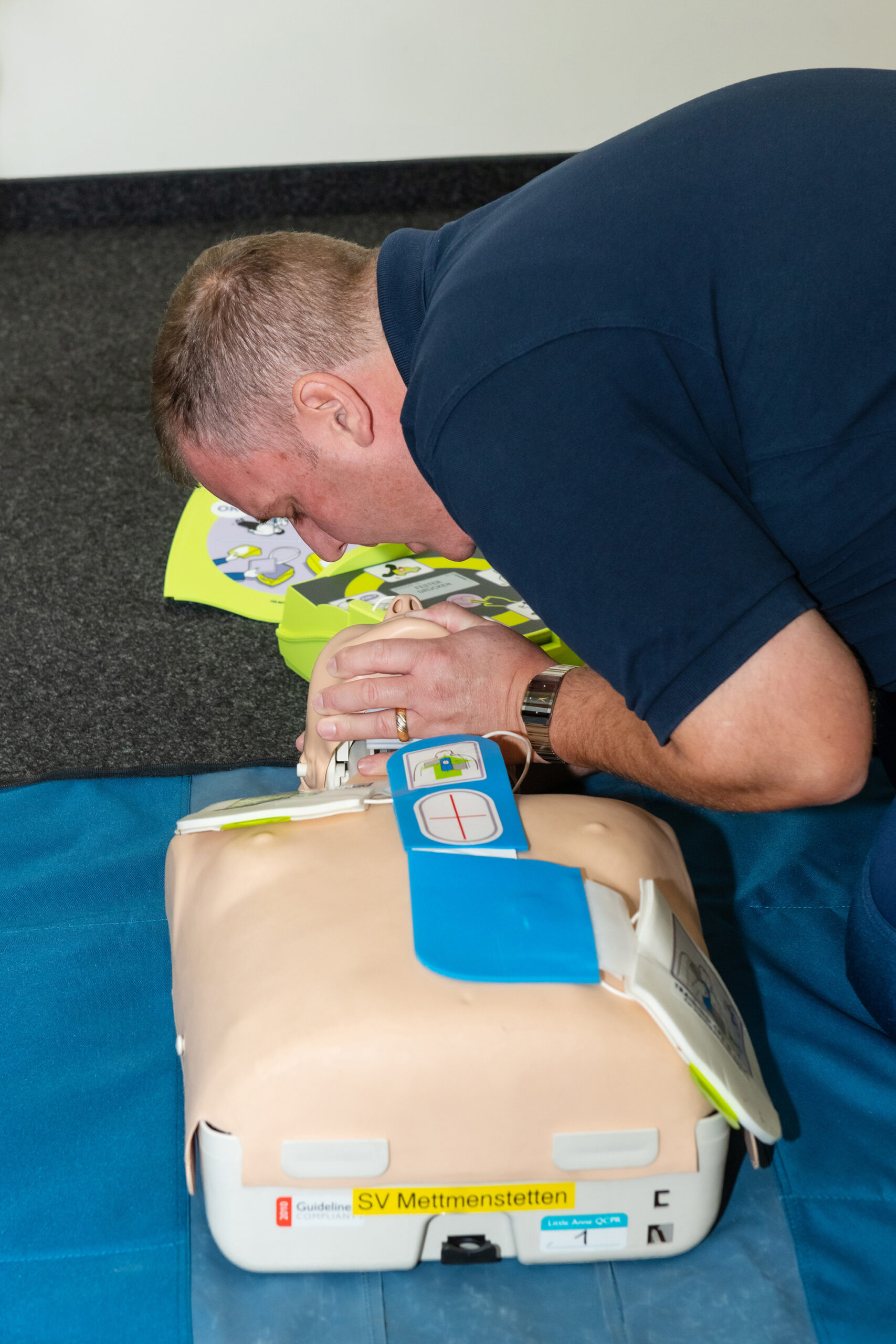 Samariter Mettmenstetten: Üben der Beatmung während eines BLS-AED-Trainings