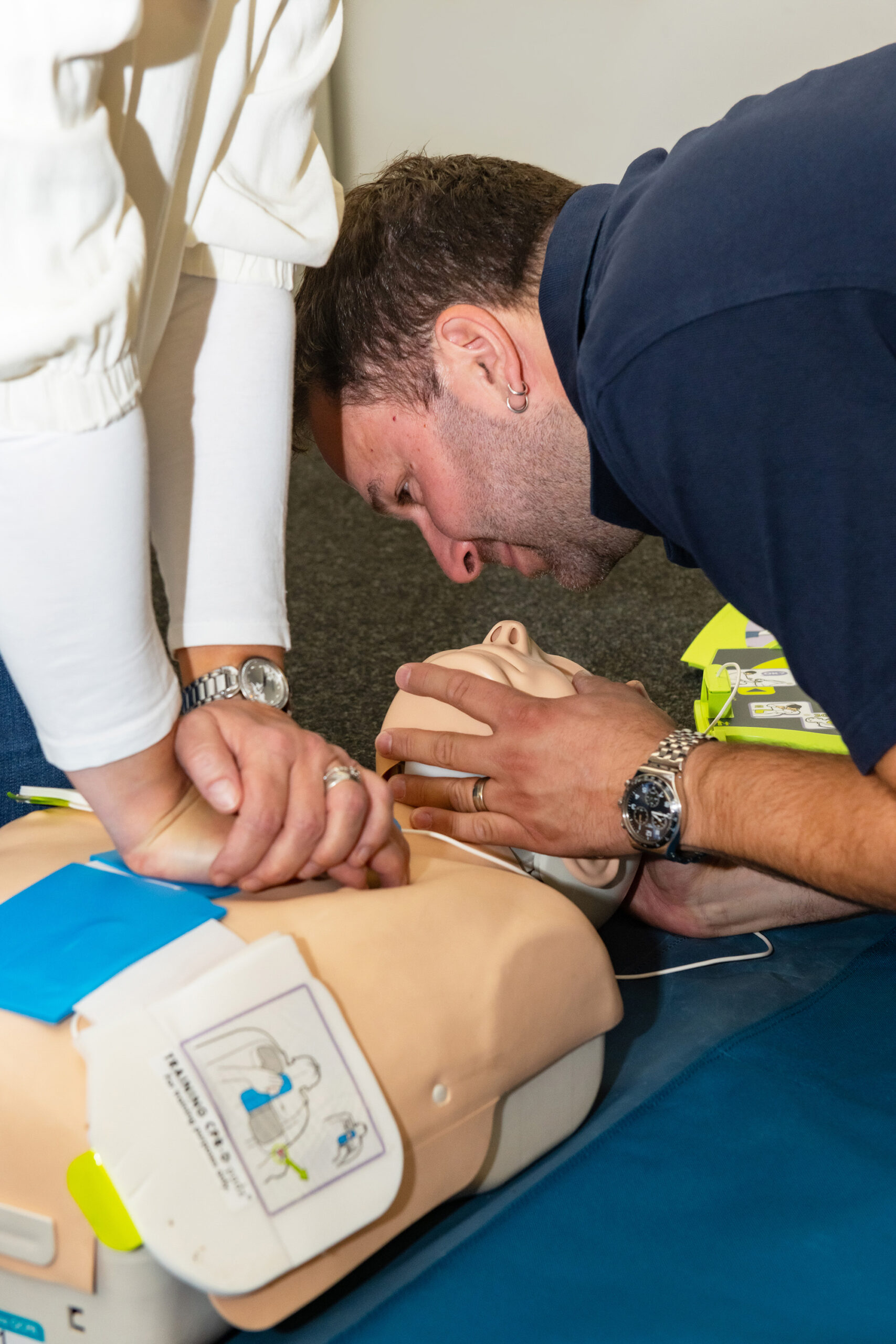 Samariter Mettmenstetten: Üben der Beatmung und Herzdruckmassage während eines BLS-AED-Trainings