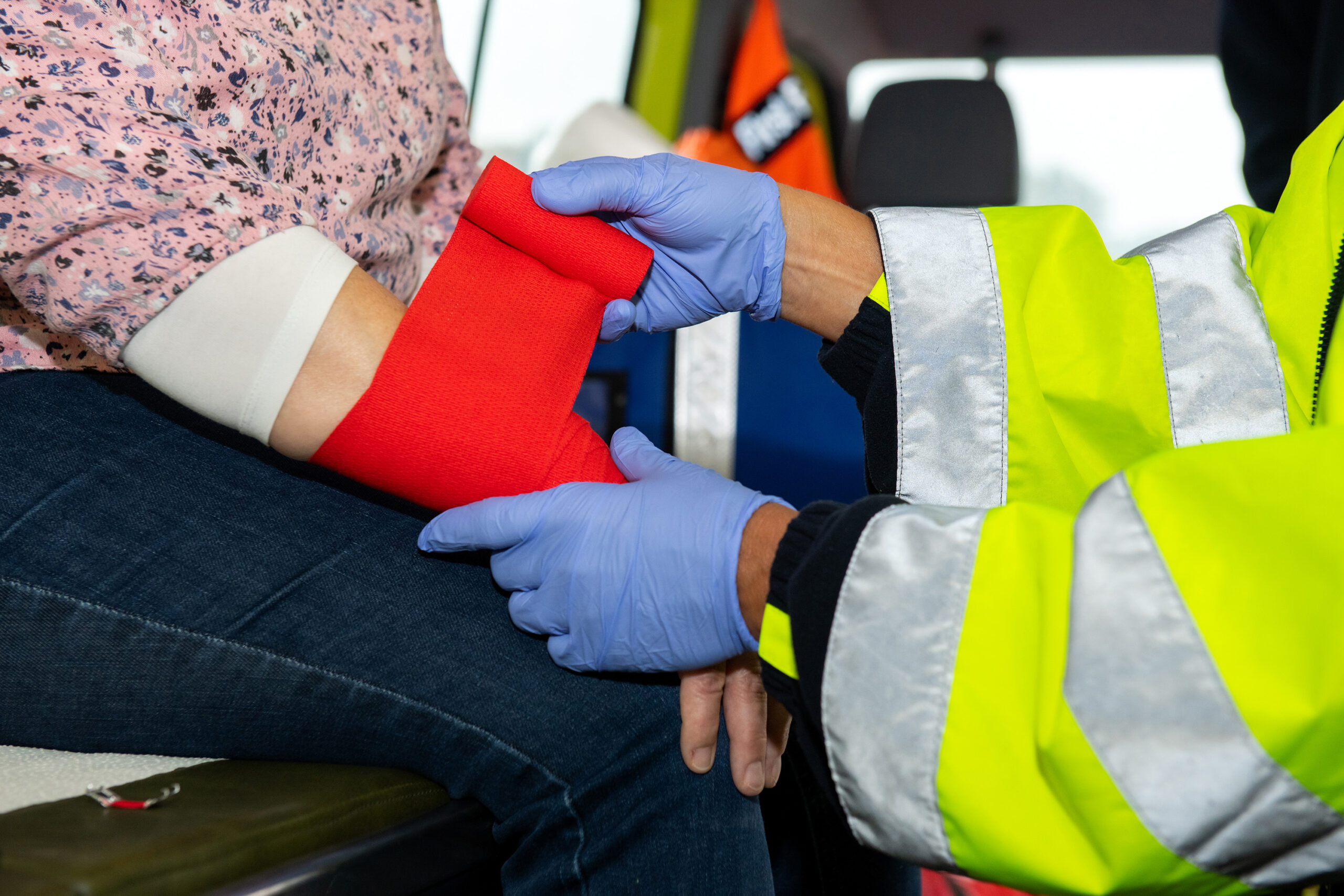 Samariter Mettmenstetten: Eine Samariterin verbindet eine oberflächliche Verletzung am Unterarm einer Patientin.