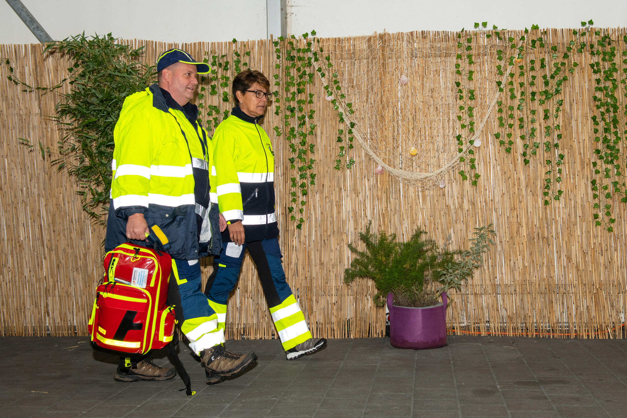 Zwei Vereinsmitglieder des Samaritervereins Mettmenstetten auf dem Weg zum Sanitätsdienst